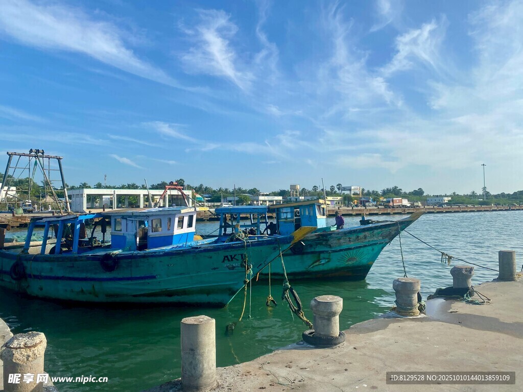海港停泊的蓝色渔船