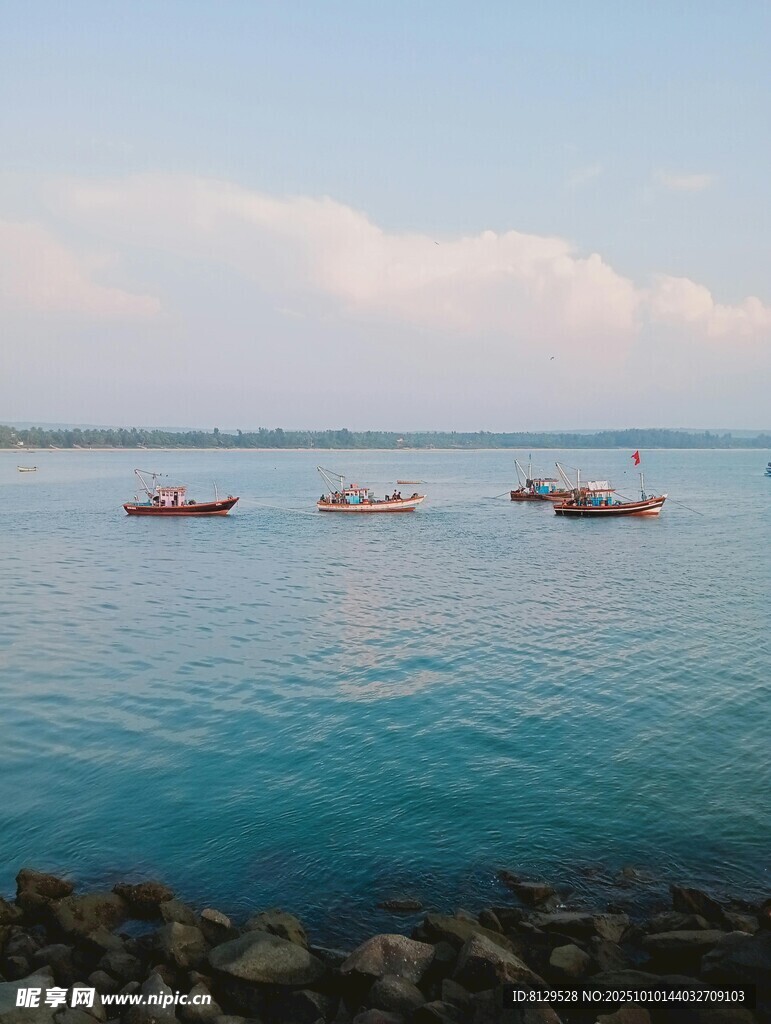 海上船只静泊美丽景致
