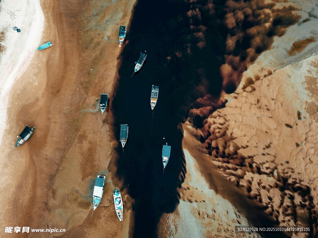 河道中的大船