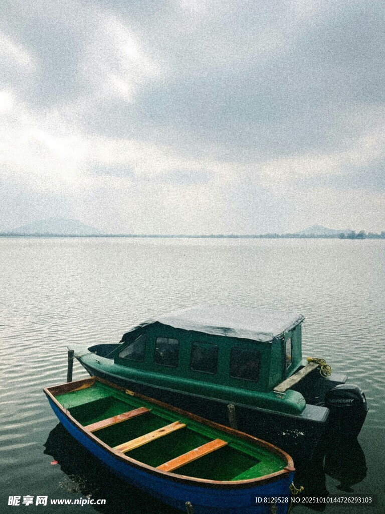 湖畔停泊的多彩小船