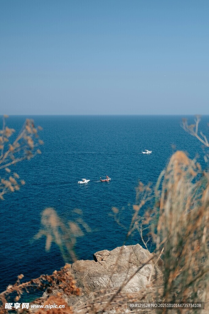 海边岩石旁的蔚蓝海景