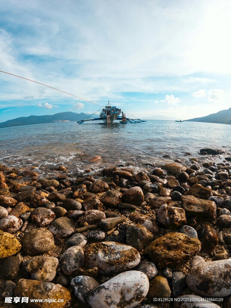 海边石滩上的孤舟