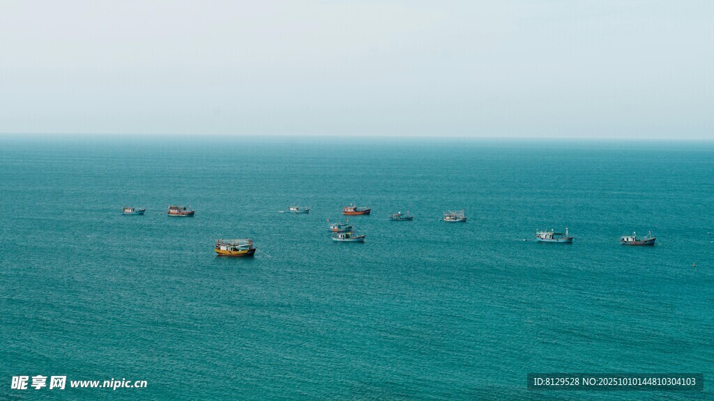 海上船只点缀蔚蓝大海