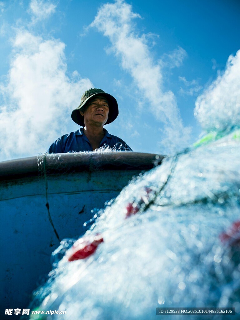 海上渔民与满船收获