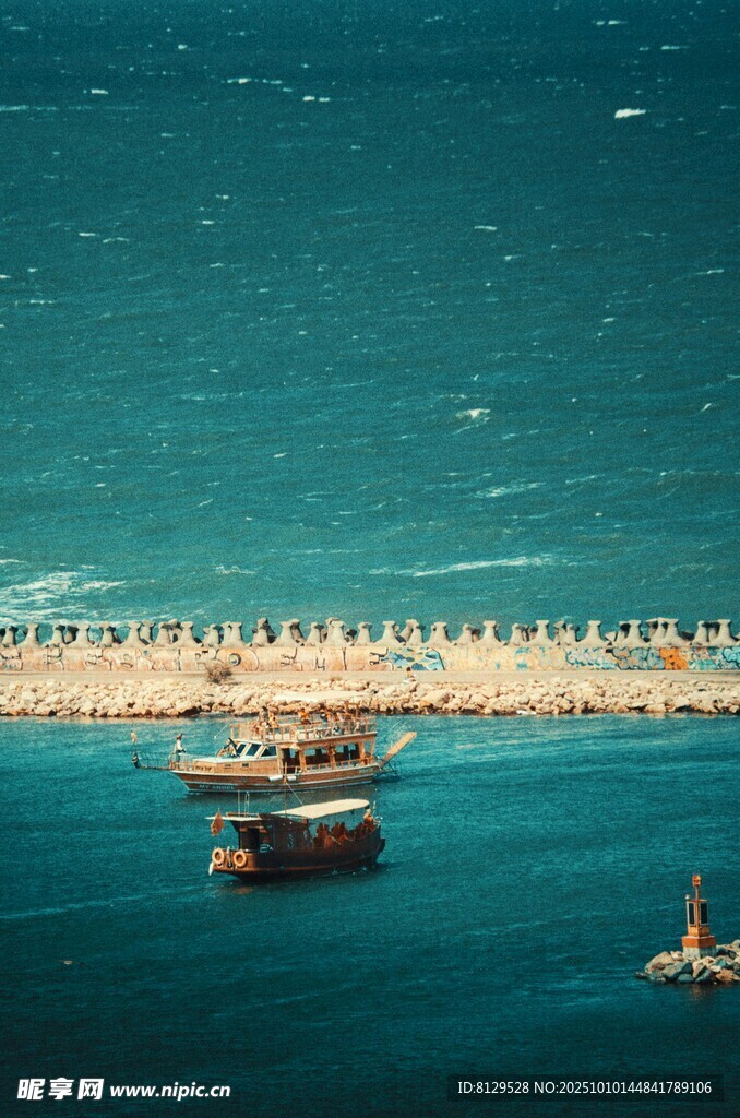 海上船只与长堤美丽景致
