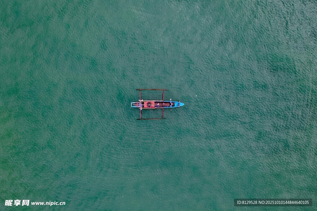 海上漂浮的红蓝船只