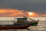 夕阳下的海上渔船