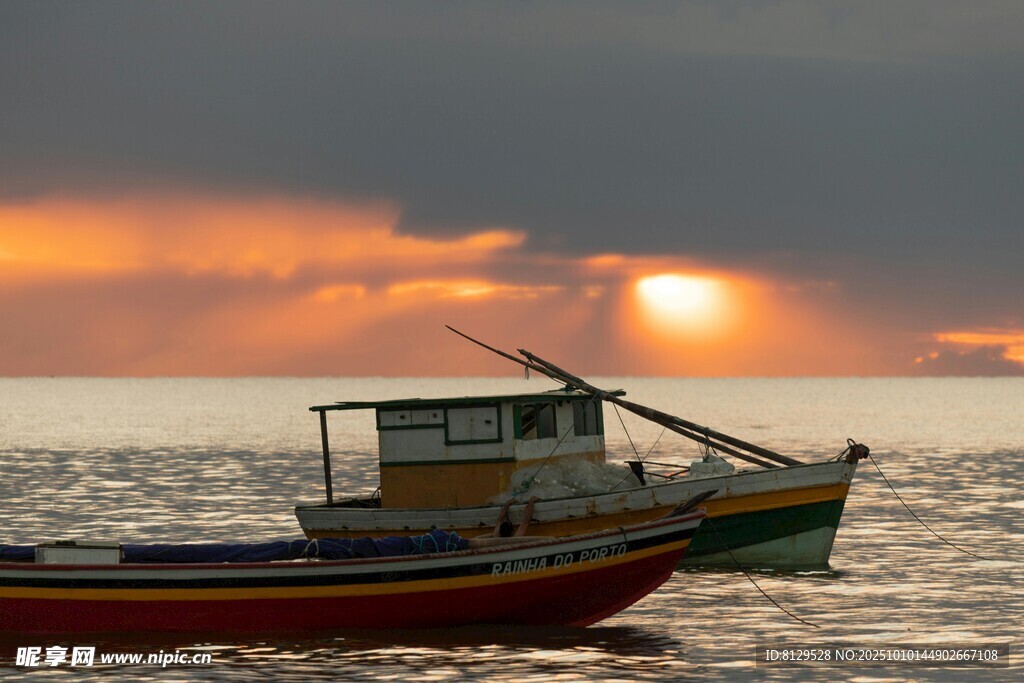 夕阳下的海上渔船