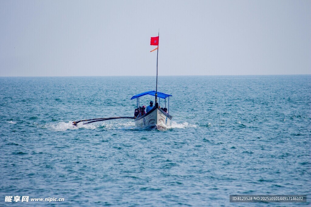 海上行驶的带红旗小游艇