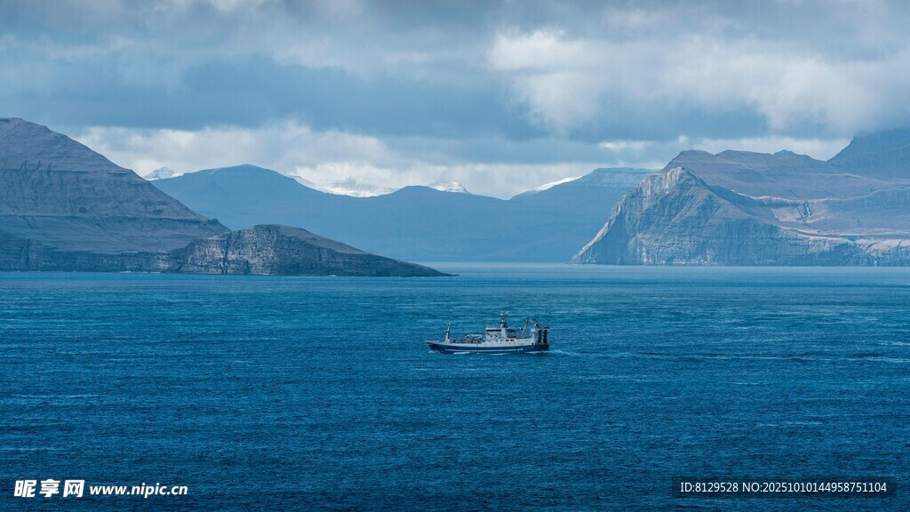 海上孤舟与远山美景