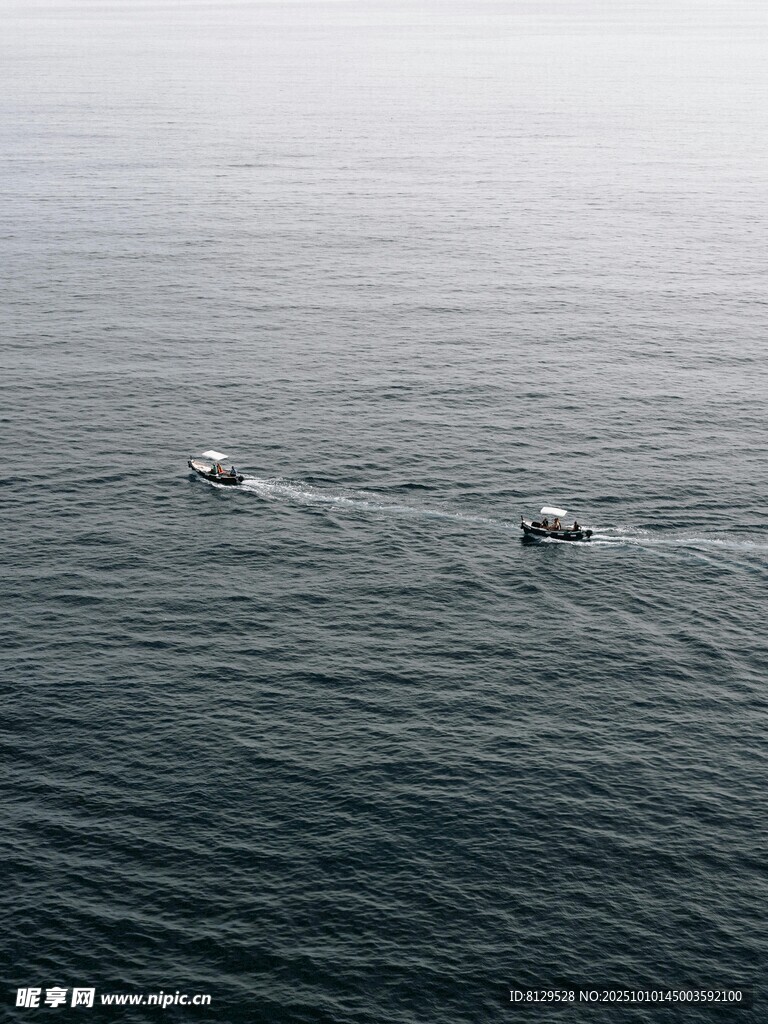 海上双船破浪前行