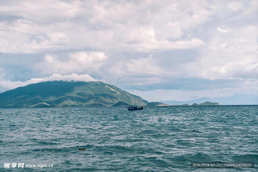 海上孤山云绕碧波美景