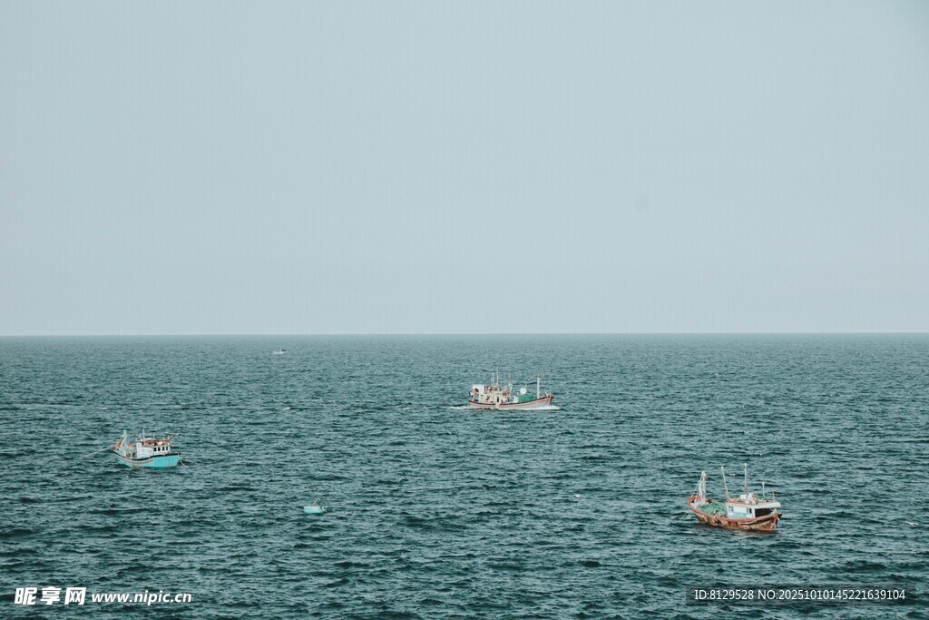 海上渔船航行景象
