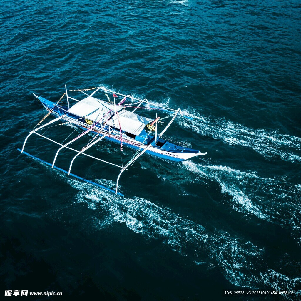 海上航行的特色长尾船