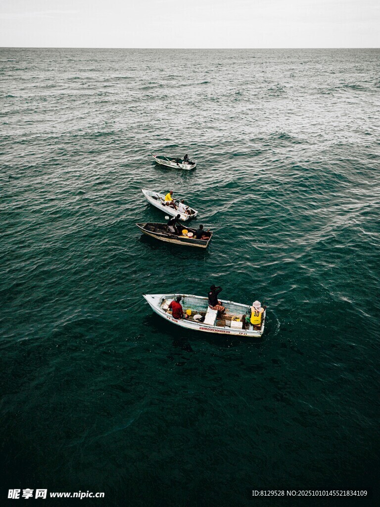 海上行驶的多艘小船