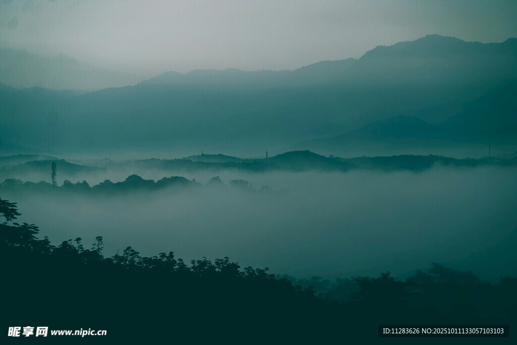 山间晨雾缭绕的静谧景致