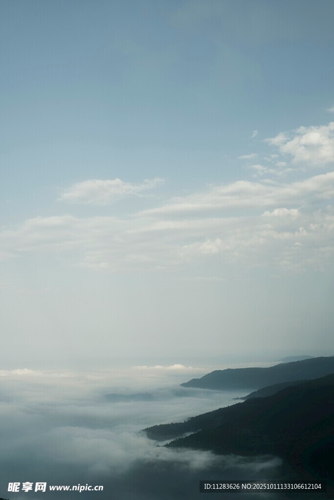 云海山峦间的壮阔景致