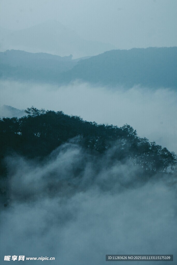 山间云海缭绕的绝美景致