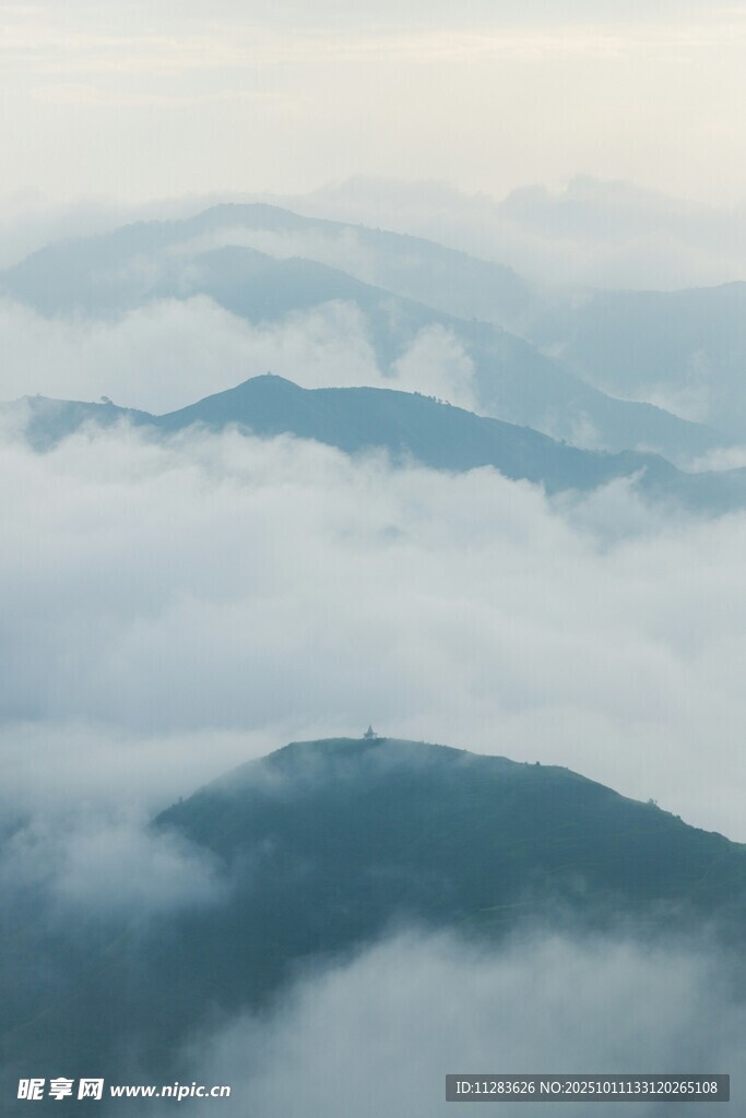 云海中的山峦美景