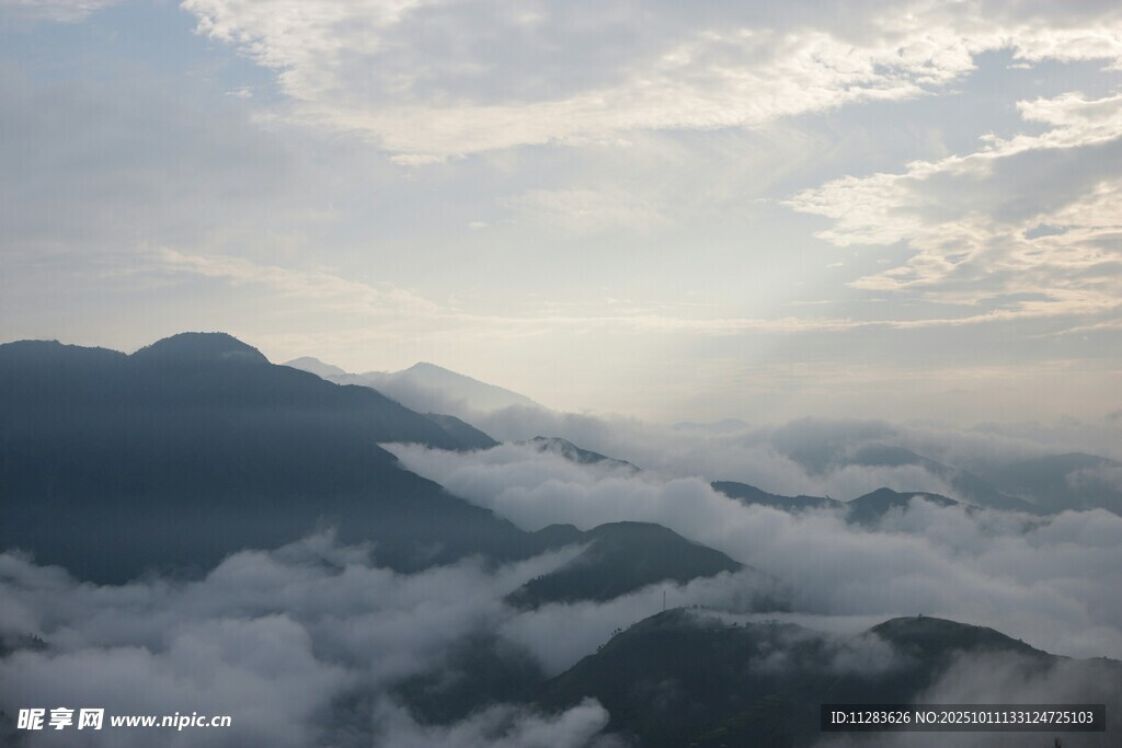 云海中的山峦美景