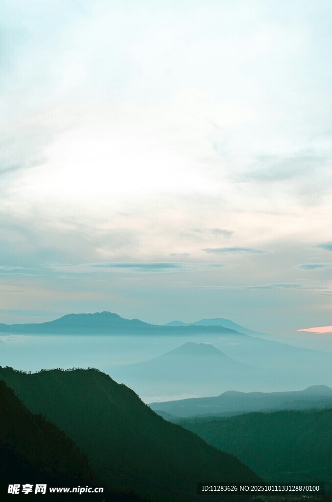 山间晨雾中的壮美景色