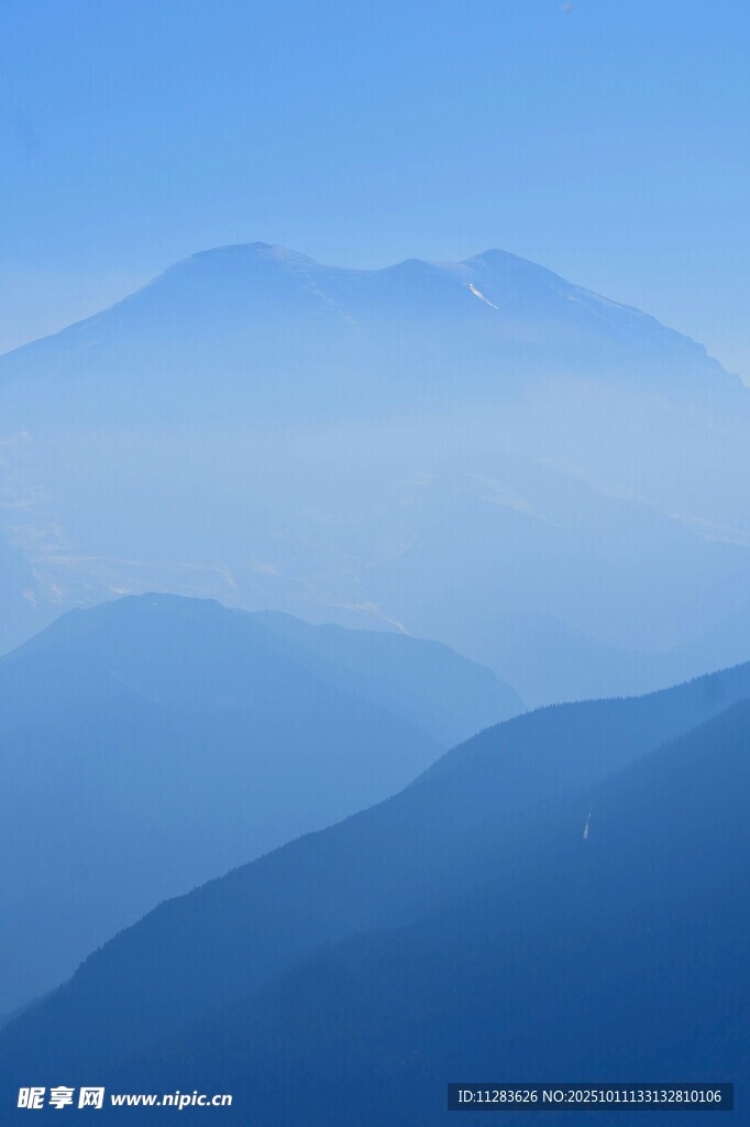 远山迷雾中的壮美景色