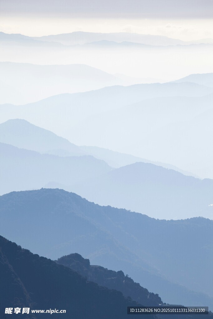 山峦叠嶂的朦胧美景