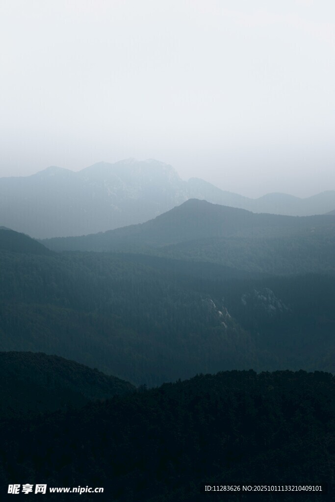 雾霭中的层峦叠嶂