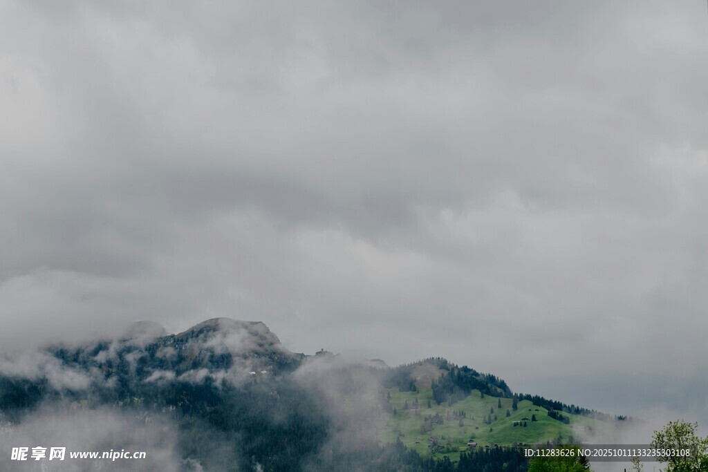 云雾缭绕的山峦美景