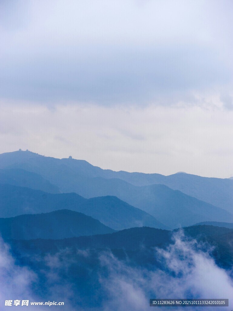 云雾缭绕的壮美山峦