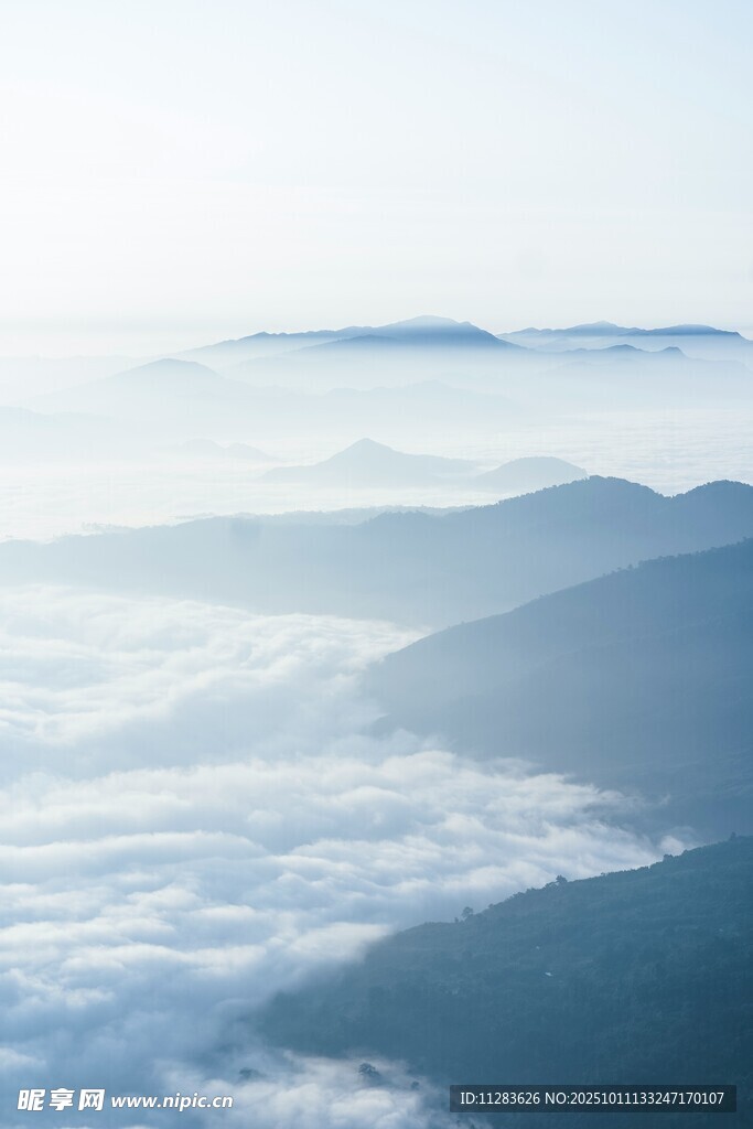 云海中的山峦美景