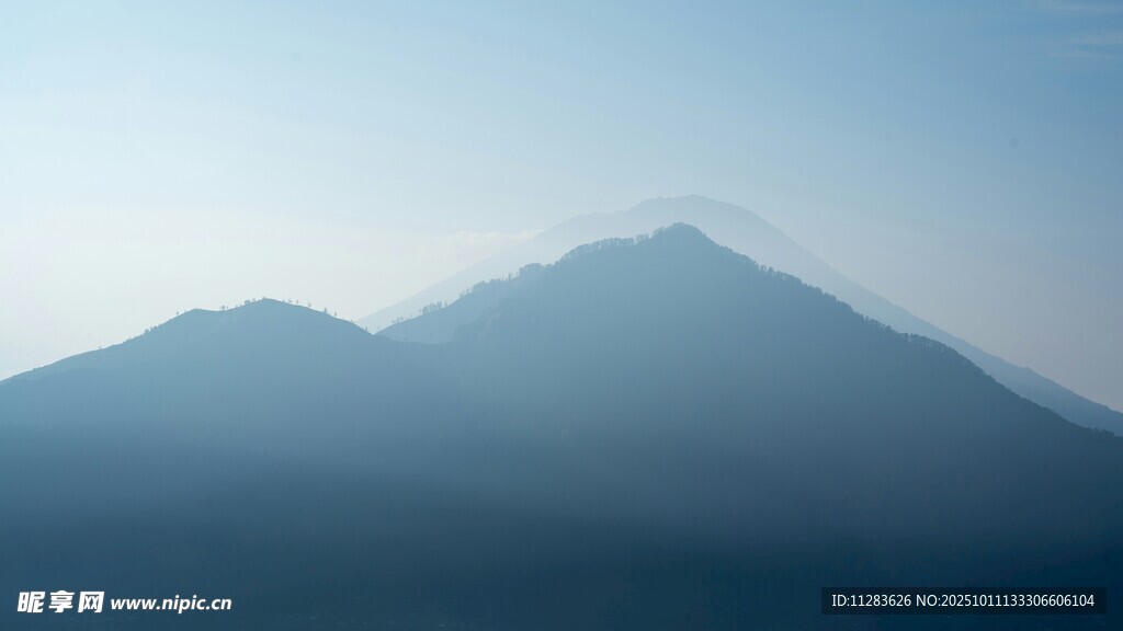 远山迷雾中的朦胧景致