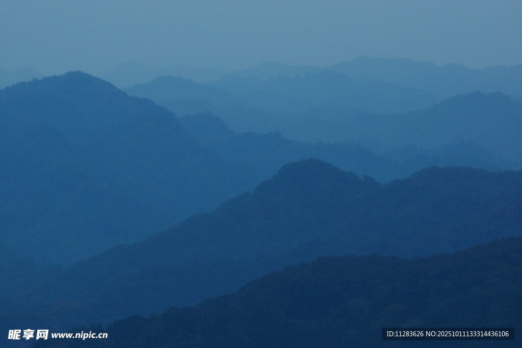 山峦叠嶂的壮美景色