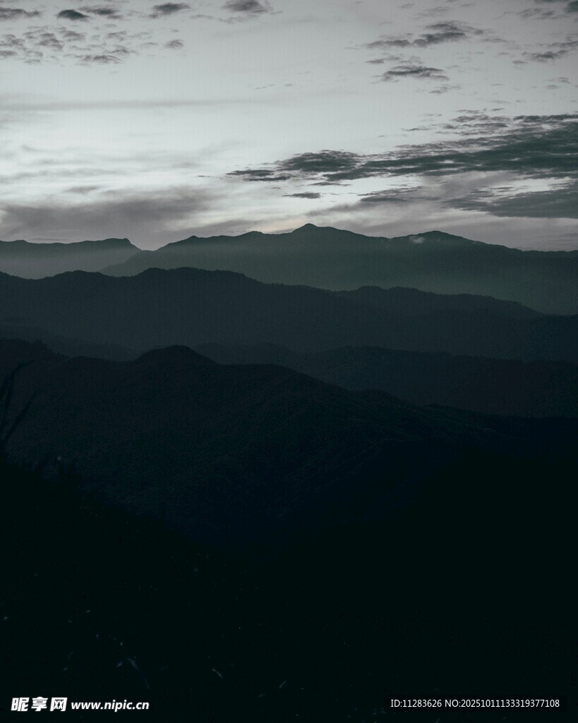 云雾缭绕的山峦景色
