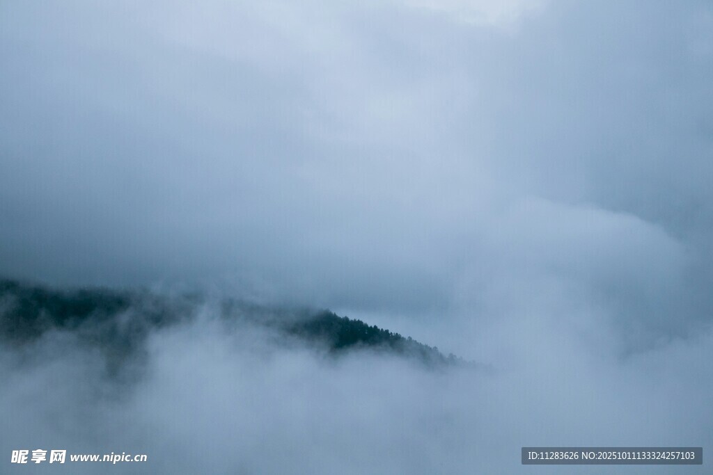 云雾缭绕的山峦美景