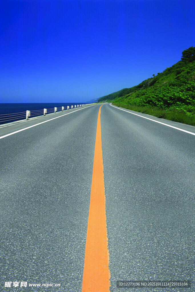 宽阔公路伸向远方