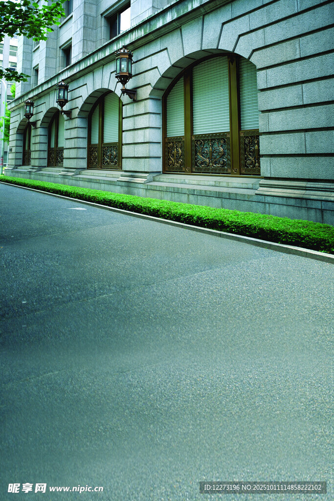 街道旁的欧式建筑外观
