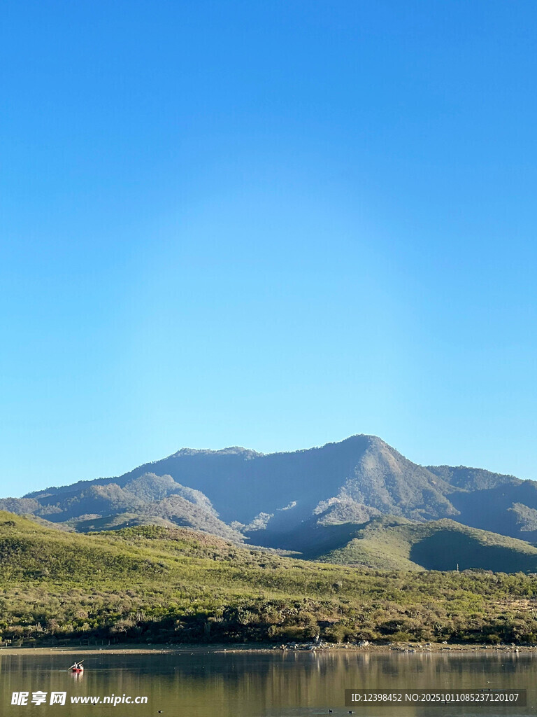 湖畔青山美景