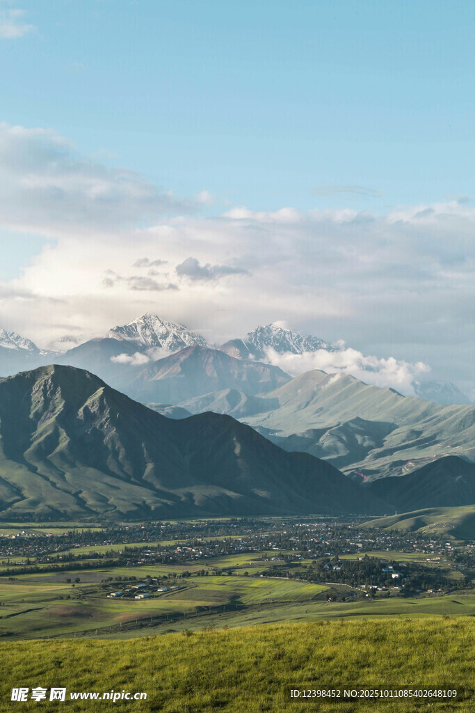 草原山峦间的壮丽风光