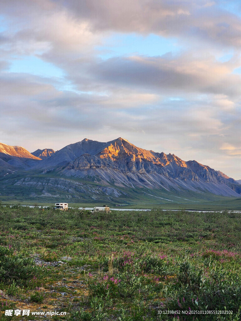 壮丽山景与广袤绿野风光