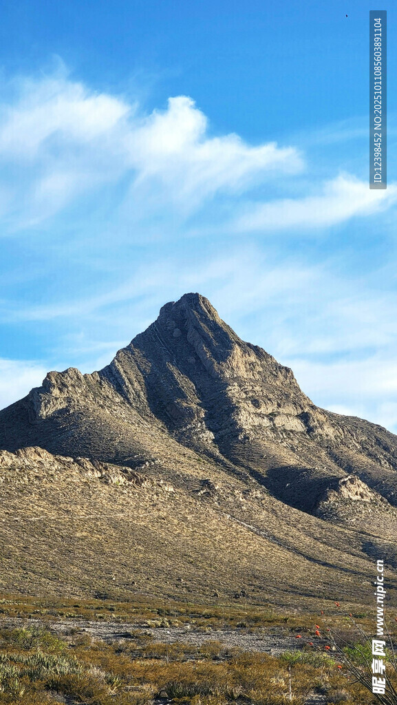 壮丽山峰与蓝天美景