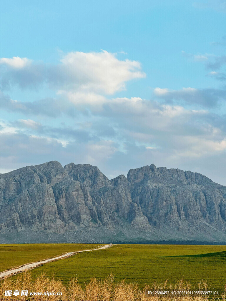 草原远山间的蜿蜒小路
