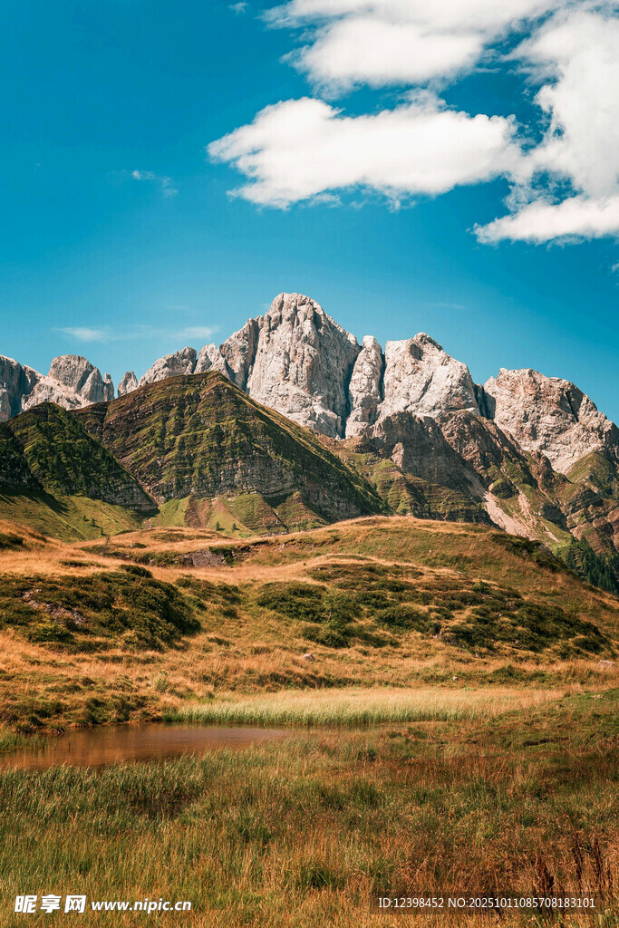 壮丽山野间的巍峨山脉
