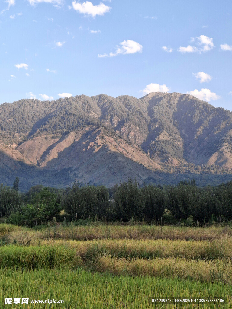 田野山峦间的自然风光
