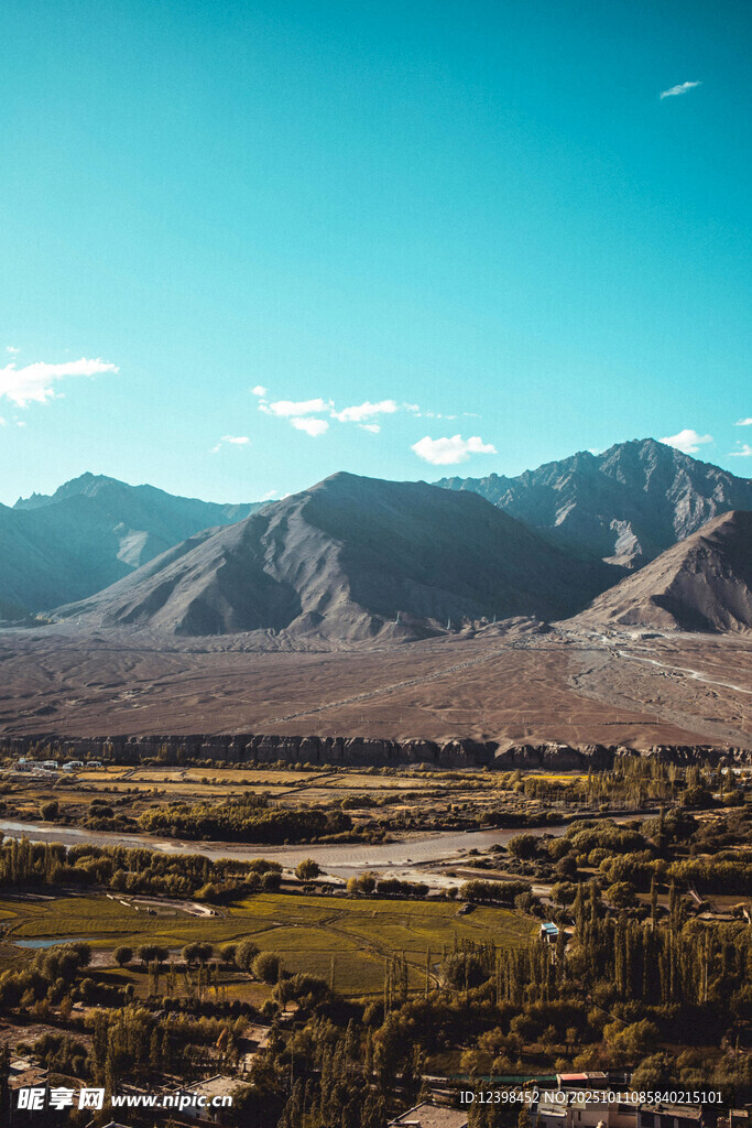 壮丽山川下的广袤大地