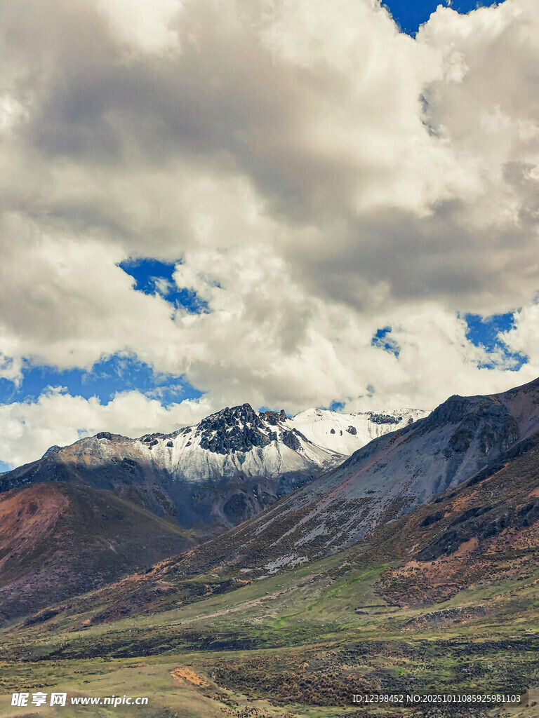 壮丽高山与多云天空景观