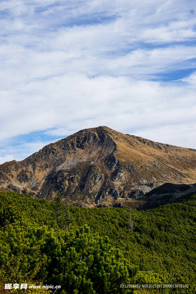 青山蓝天间的秀丽山峦