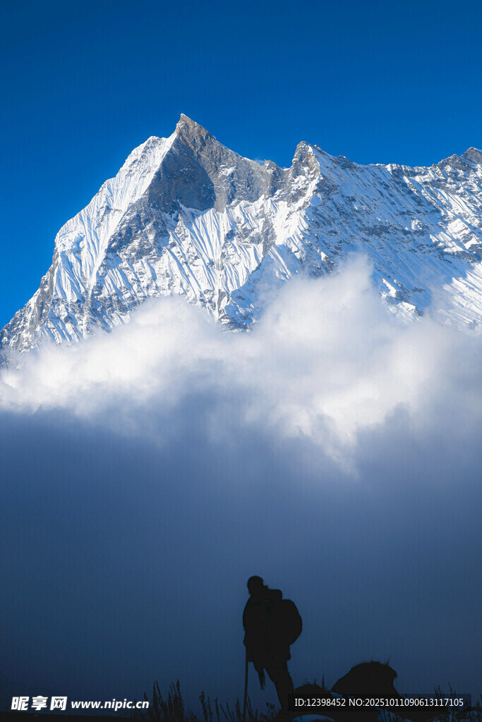 雪山下的徒步者
