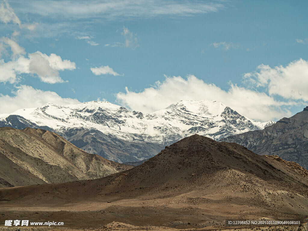 壮丽雪山与广袤山地景观