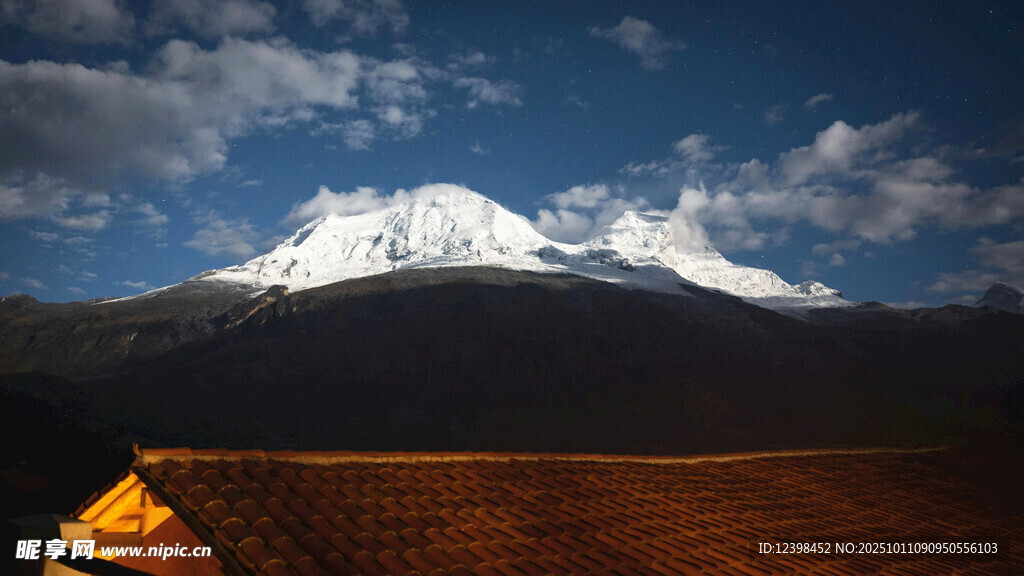 雪山下的屋顶风光